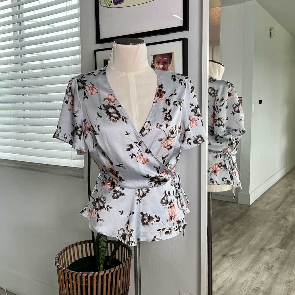 ASTR The Label Women's Short Sleeve Blue Floral Wrap Top Blouse